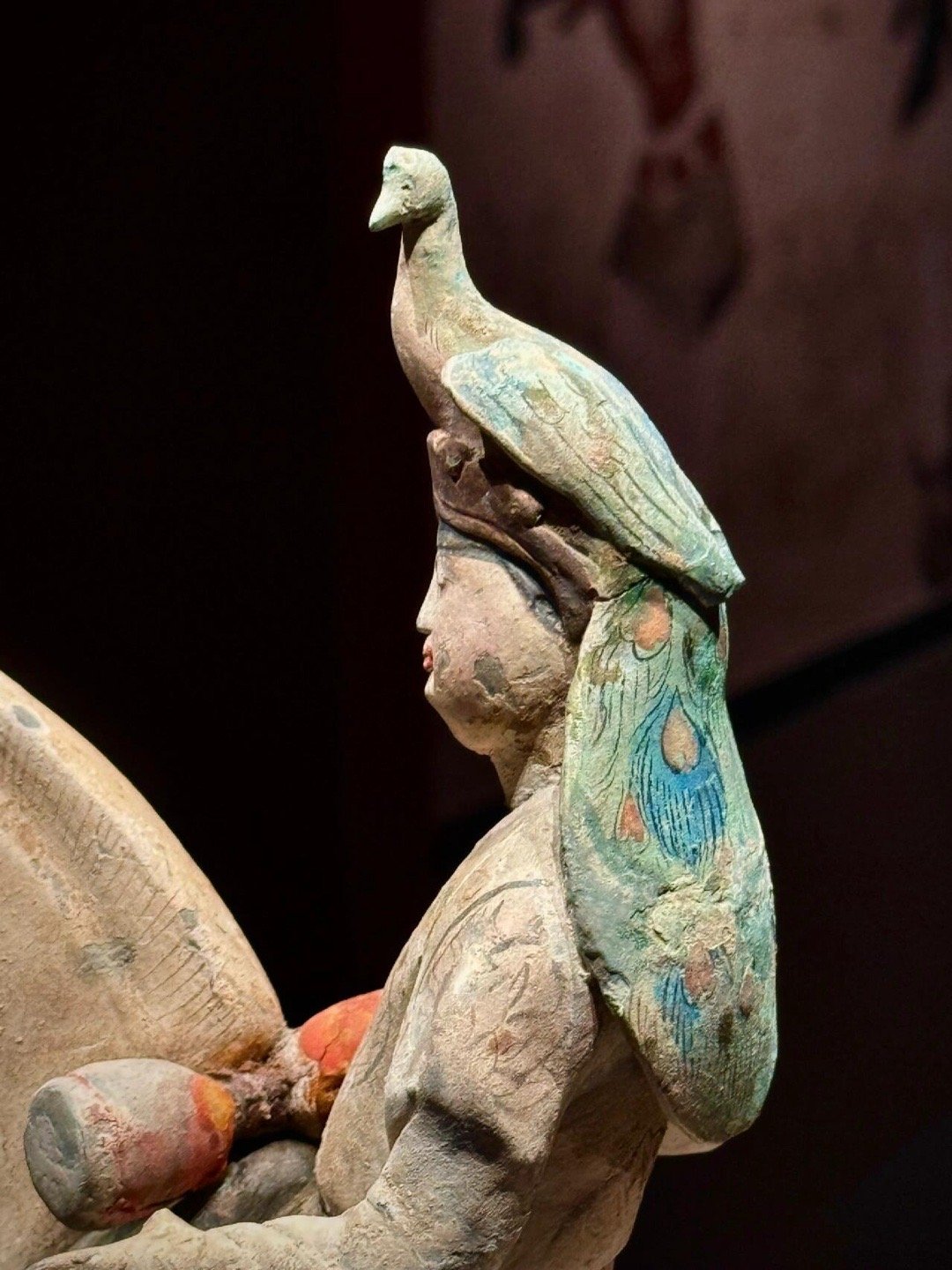 文物孔雀冠击腰鼓女俑，唐（618-907）陕西西安金乡县主墓出土金乡县主是唐代开