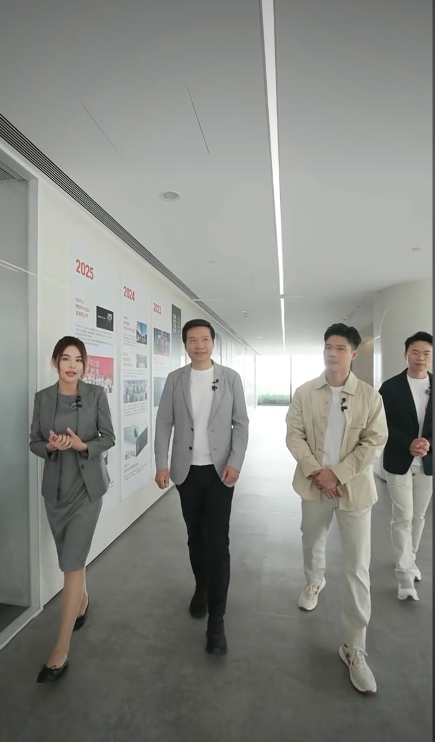 小米新SU7今日开启交付 今天早上雷总和小米SU7代言人苏炳添在深圳为首批新一代