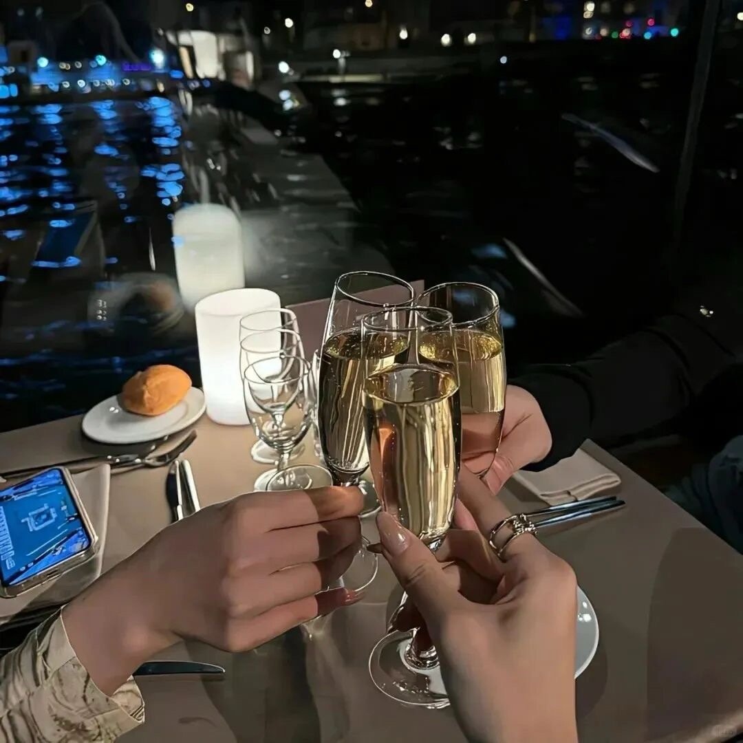 酒从眼前过，不喝是罪过。宁可扶墙吐，也不抱人哭。 