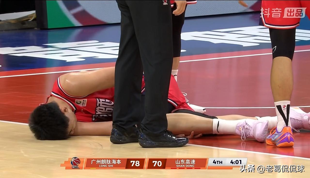 山东高速外援克里斯真是太坏了！在今天进行的山东高速和广州朗肽海本的比赛中，当时比