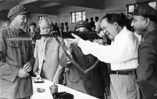 1964全军大比武,简直是神仙打架,战神频出。

现在不少人看军事演习，目光总被