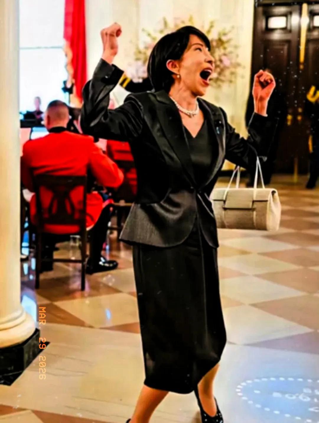 日本网友彻底炸锅！自家首相在白宫国宴上的照片被放出，全网直呼“国耻”！👀
 