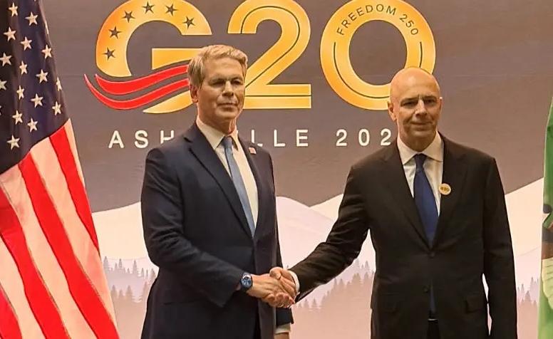俄罗斯财政部长西卢阿诺夫在今年的二十国集团会议结束后尴尬了，最后“全家福”里没有