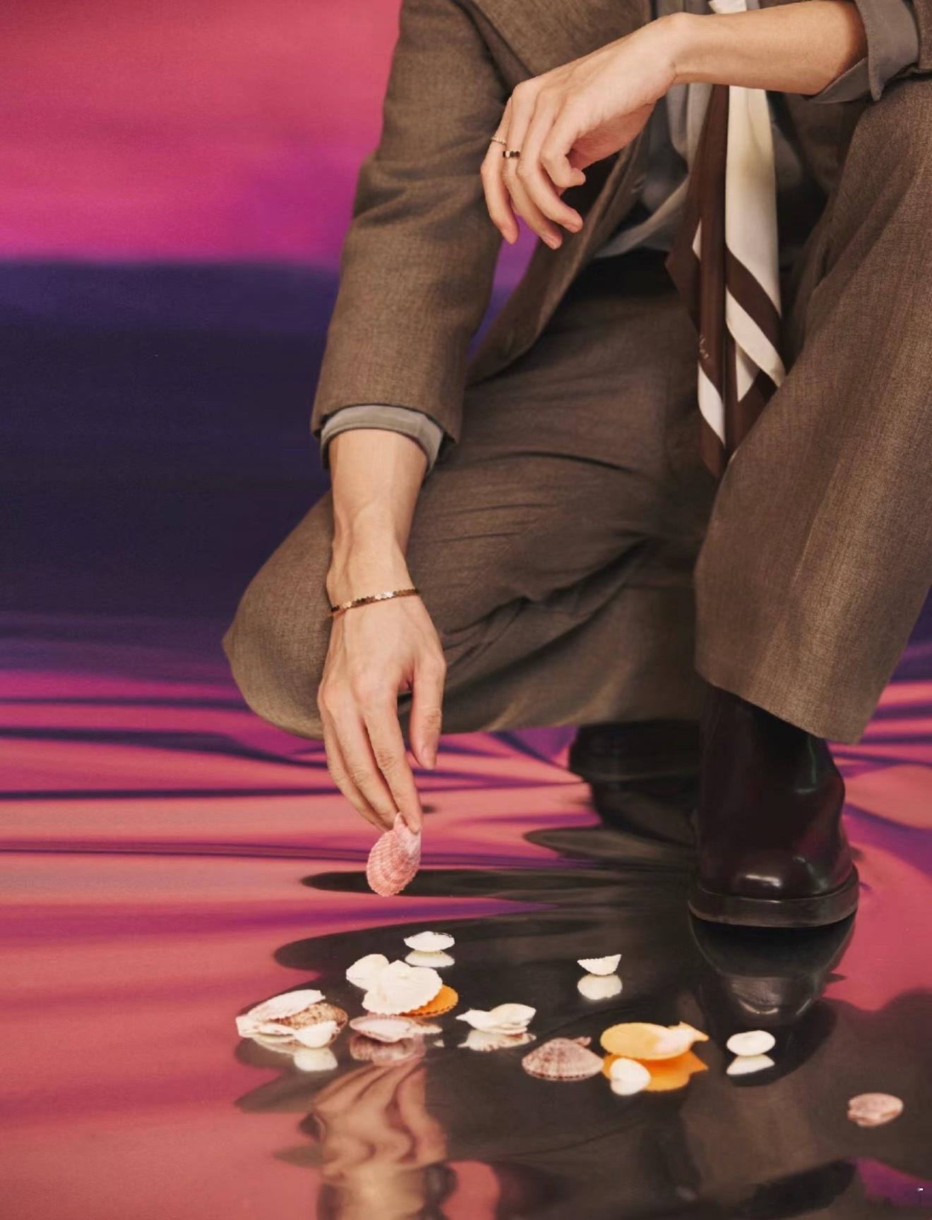 只有我在盯着易烊千玺的手吗