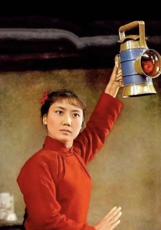 样板戏人物一定得化妆才有感觉，才有力度
图一 这张拿李秀明素颜照来P成李铁梅，没
