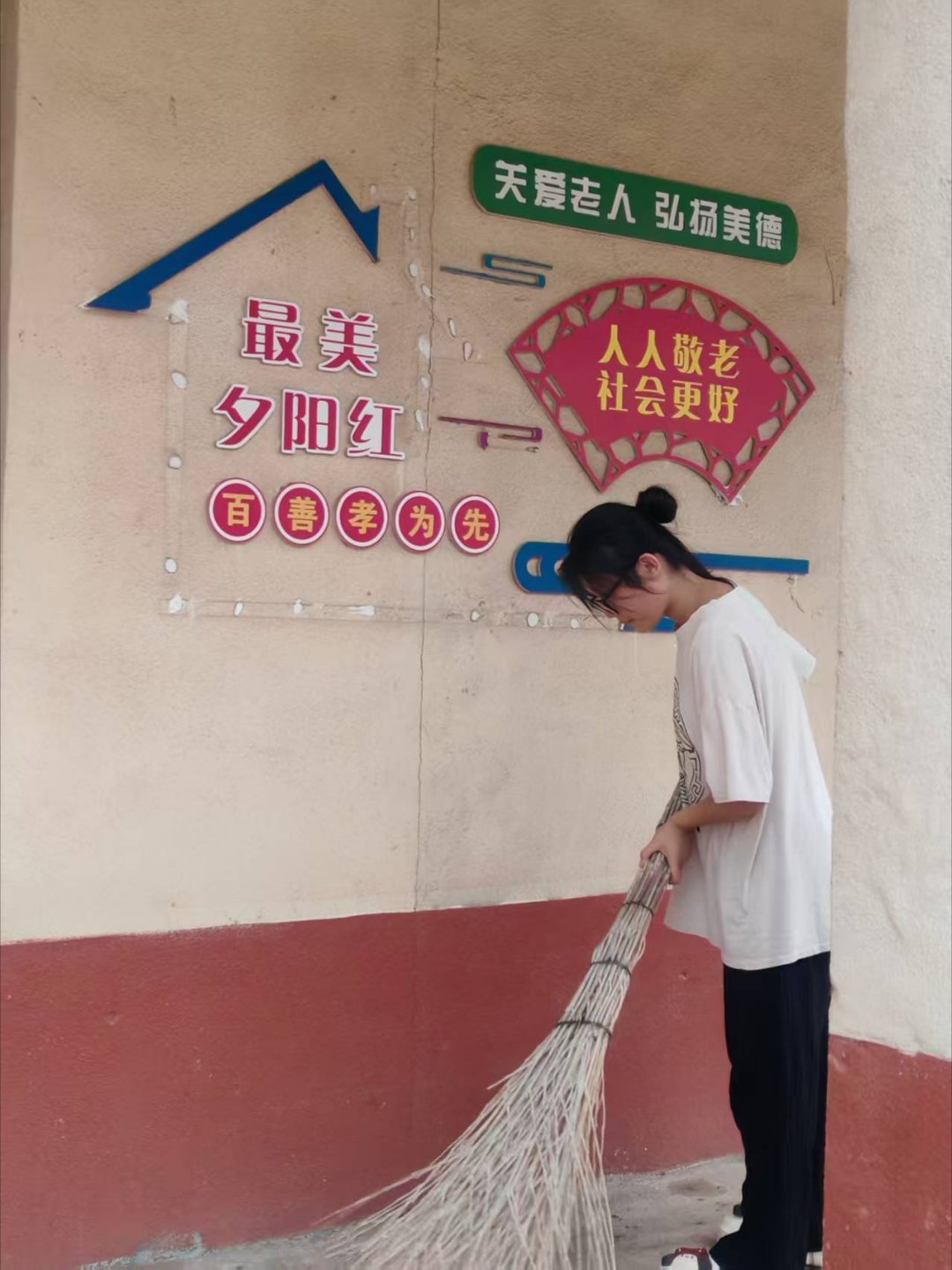 秦岭笑谈[超话]【汗水净社区污垢，行动筑文明家园】为了增强人们社会环保意识，共同