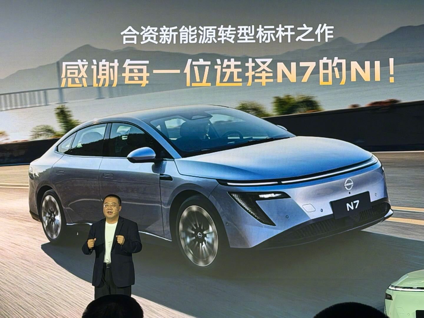车企高管挑战暗夜零接管挂壁下山看过不少挂壁公路的智能辅助驾驶实测，但大多选在光线