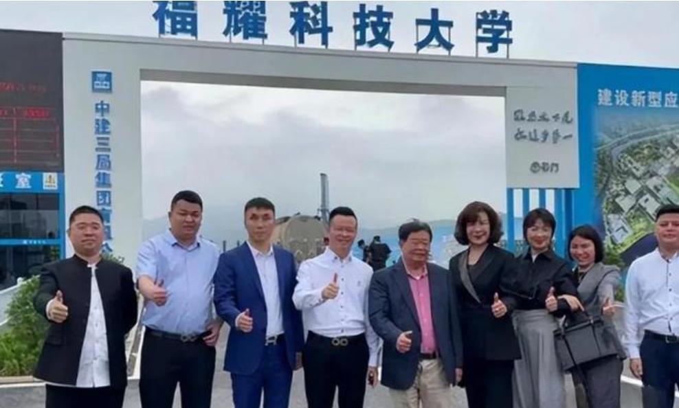 50个学生，100亿，1个“玻璃大王”＋半个港澳名流圈，全挤在福州郊区那栋刚拆脚