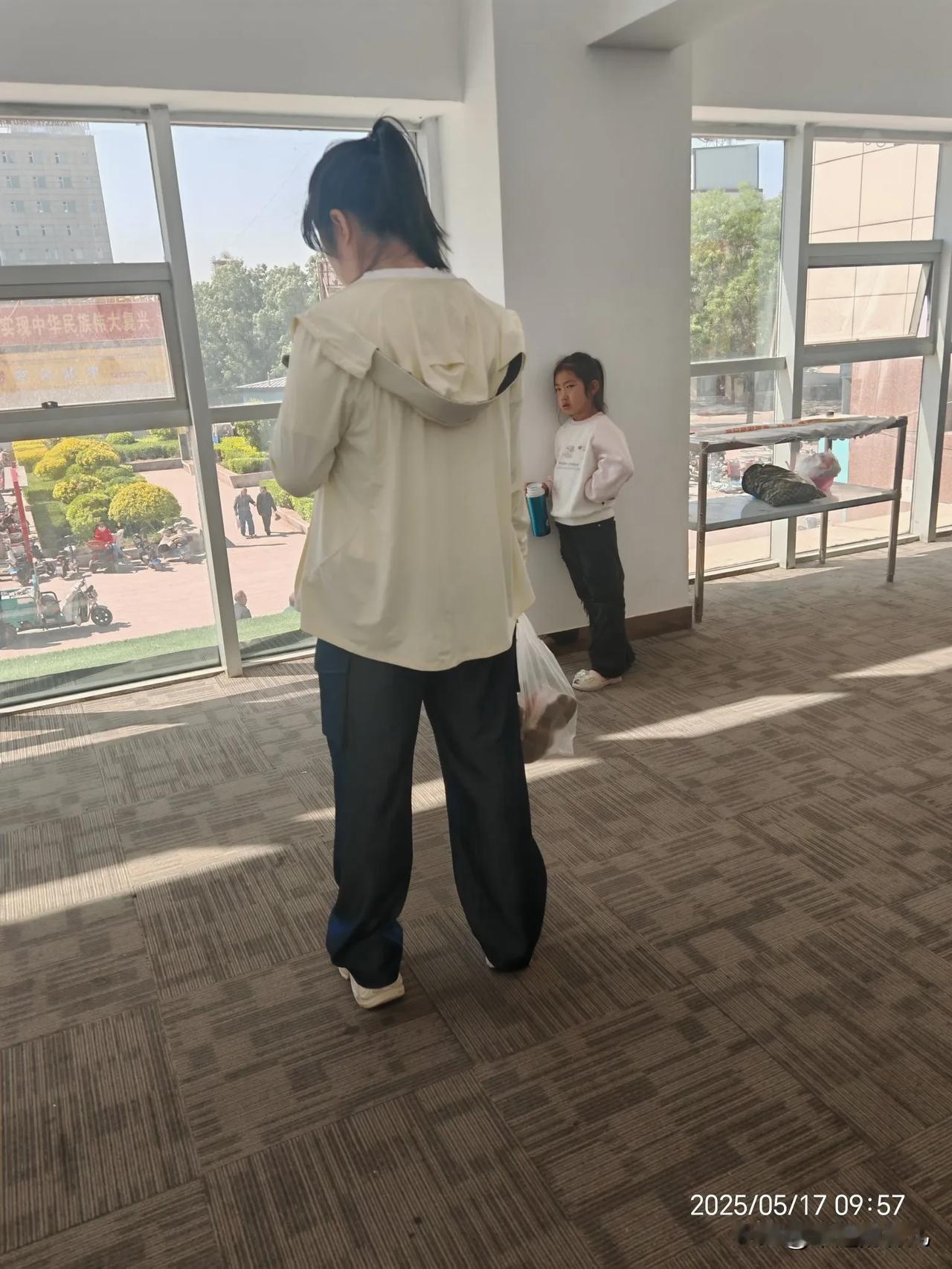 现在的家长，
我真的很无语。
我很想上去跟她沟通一下，
但是还是不想介入别人的认