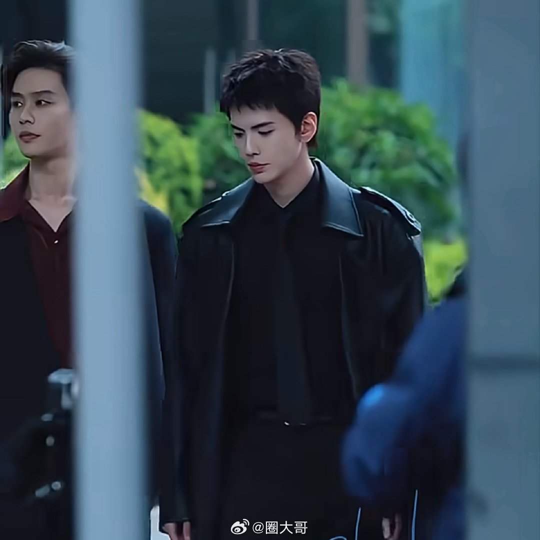 毕雯珺柯淳新剧同框路透 毕雯珺和柯淳在电视剧《黎明前他会归来》的新路透来了，两位