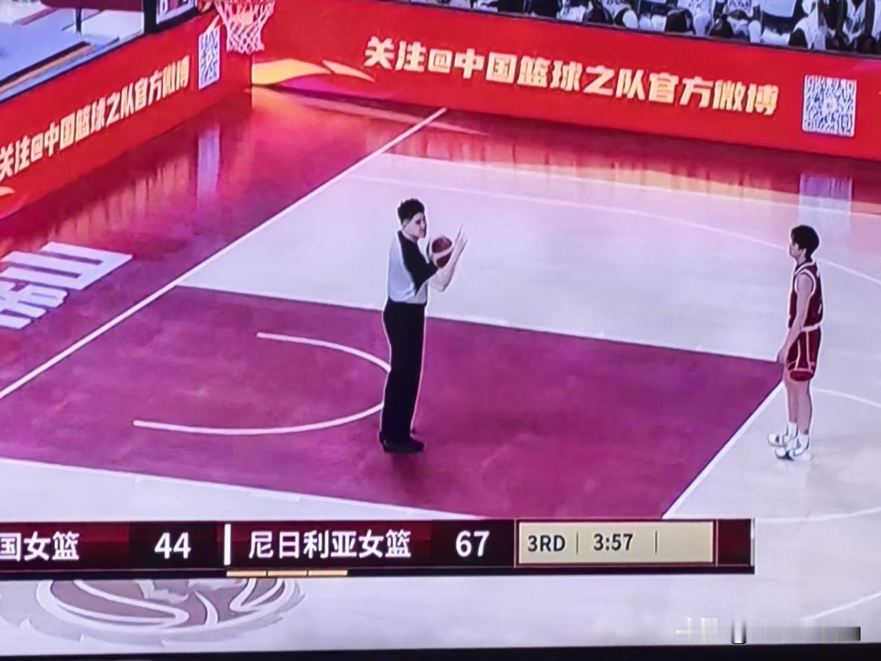中国女篮热身赛，对尼日利亚第三轮。中国队上半场大比分落后，第一节17:32被拉了