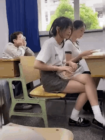 网友：上课吃东西，以后怎么考上211啊！[捂脸][捂脸]