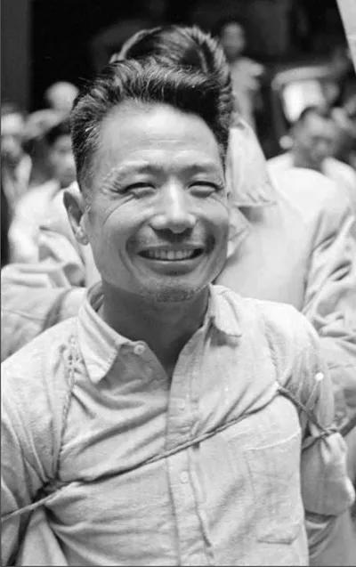 下图是大汉奸朱大同临死时的照片，虽然群众骂声不绝，可他却笑容满面。然而就在朱大同