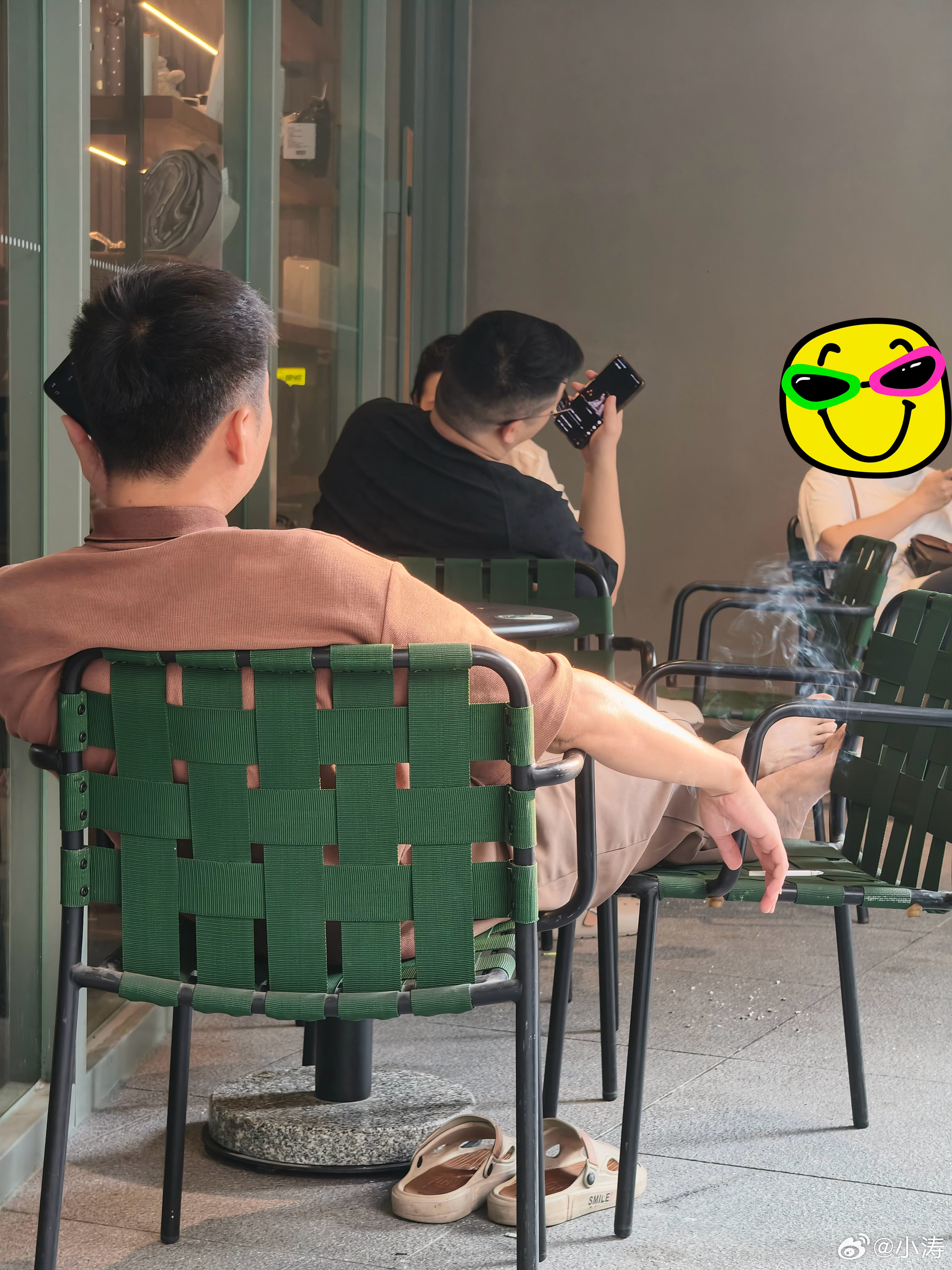 星巴克外面。在南方，只要有个外摆位置，就是老烟枪们的爱。并且很多人喜欢把腿架起来