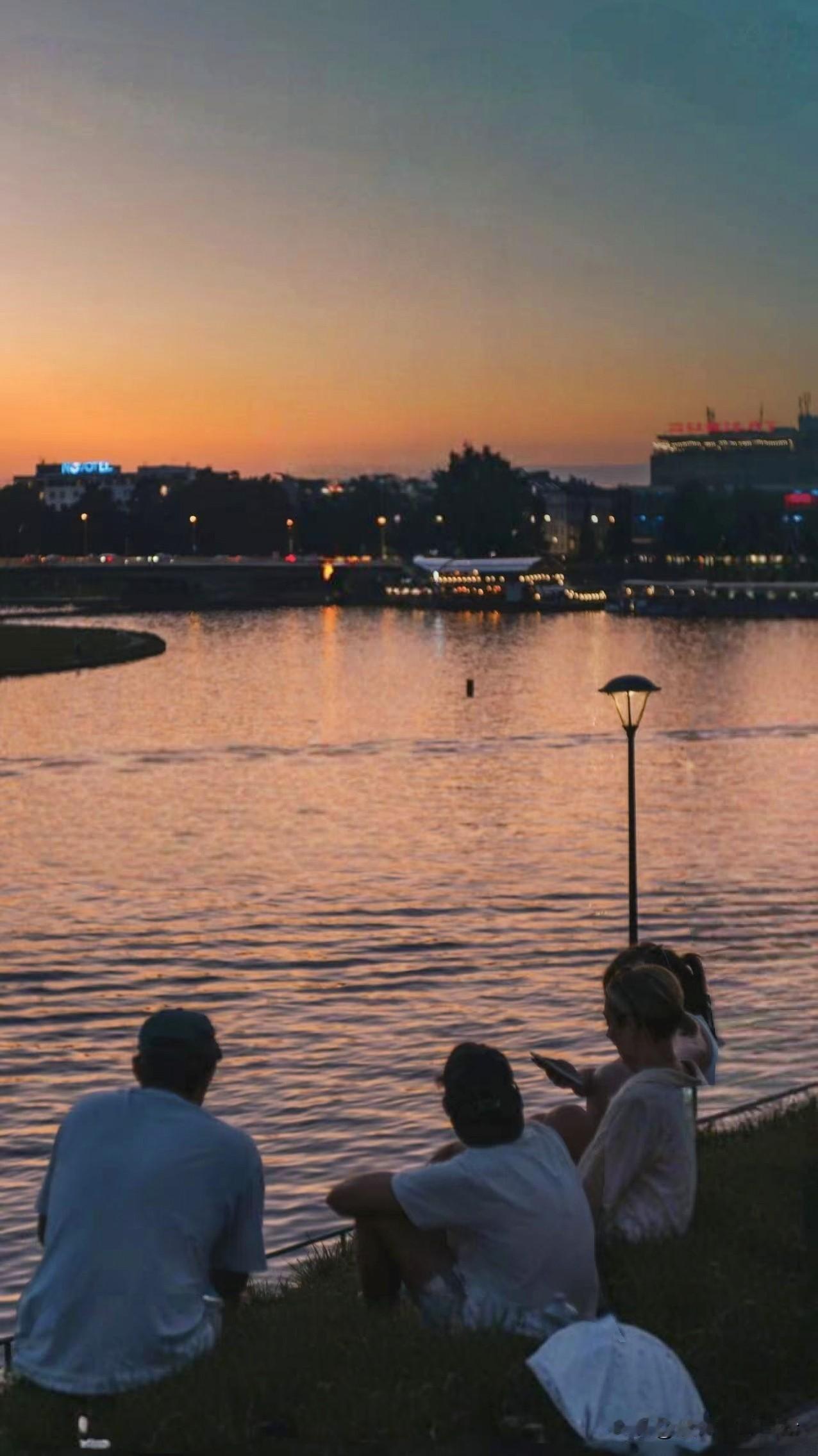 人生不必执着向上攀，也可向四处走。人不能只做正确选择，偶尔也要做喜欢的选择；与其