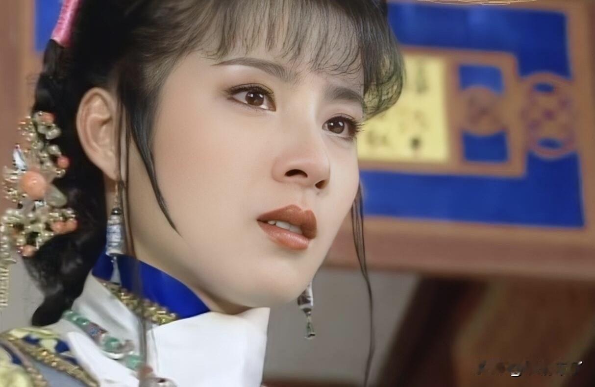 琼瑶挑选女主角的眼光格外独到，岳翎的气质和新月这个角色适配度拉满。清丽温婉，带着