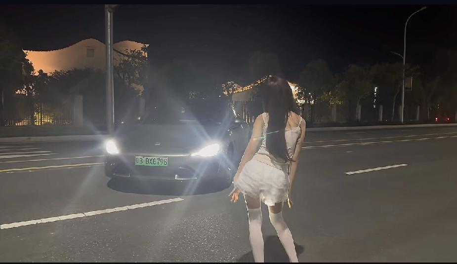 抛开别的不谈，你是我见过最美的女孩