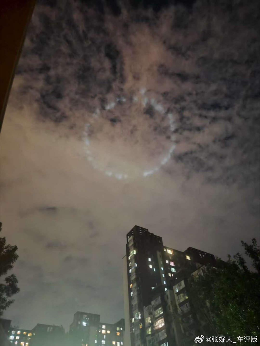 北京天空这个图是凌晨还是晚上拍的啊？凌晨三四点我听到电闪雷鸣时，感觉还挺浪漫的[