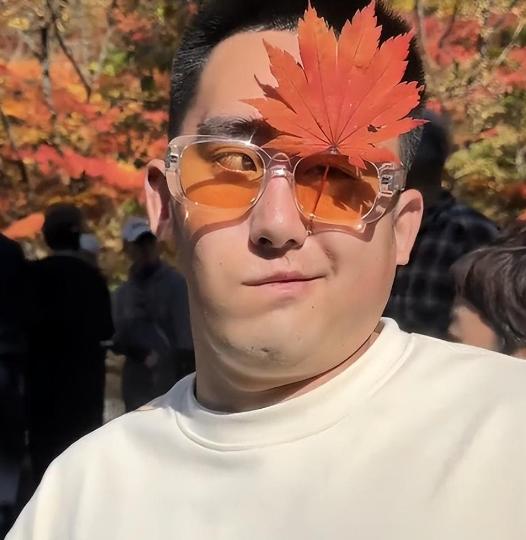 太可惜！七年经历3次开颅，顶级男神“容颜尽毁”，成为一个怪人。
在这个光鲜亮丽的