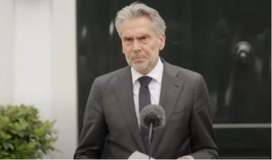 荷兰之所以敢和中国硬碰硬，其实他早已把阿斯麦算在了里头。但荷兰千算万算一定没算到