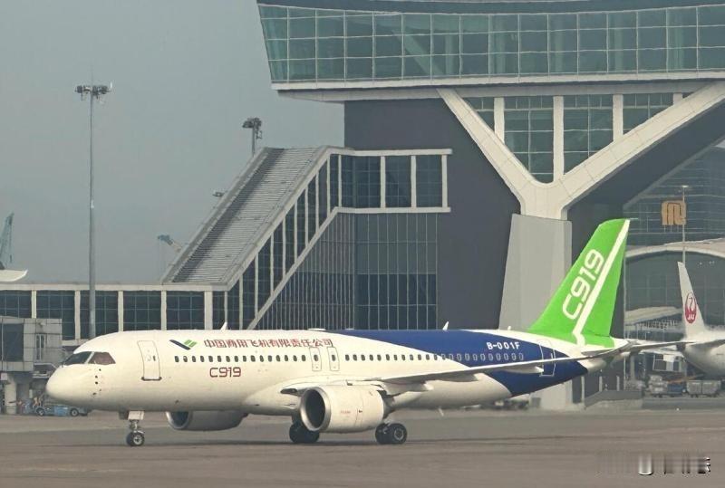 C919首条国际航线今日启航

今天下午3点，北京首都机场，C919首个国际商业