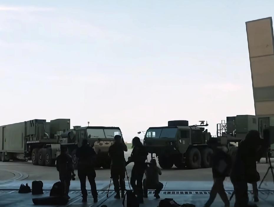 日本慌了，日本原以为守护日本的“堤丰”导弹撤离日本美军基地了，日本急喊：别走啊，