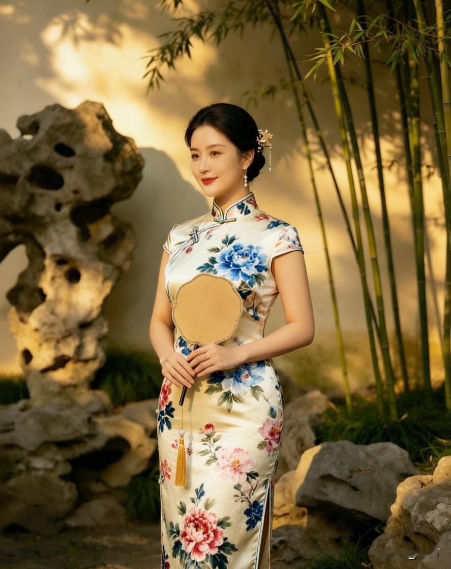 旗袍美女，尽显东方神韵。旗袍是刻在中国人骨子里的浪漫，是跨越百年依旧惊艳的东方美