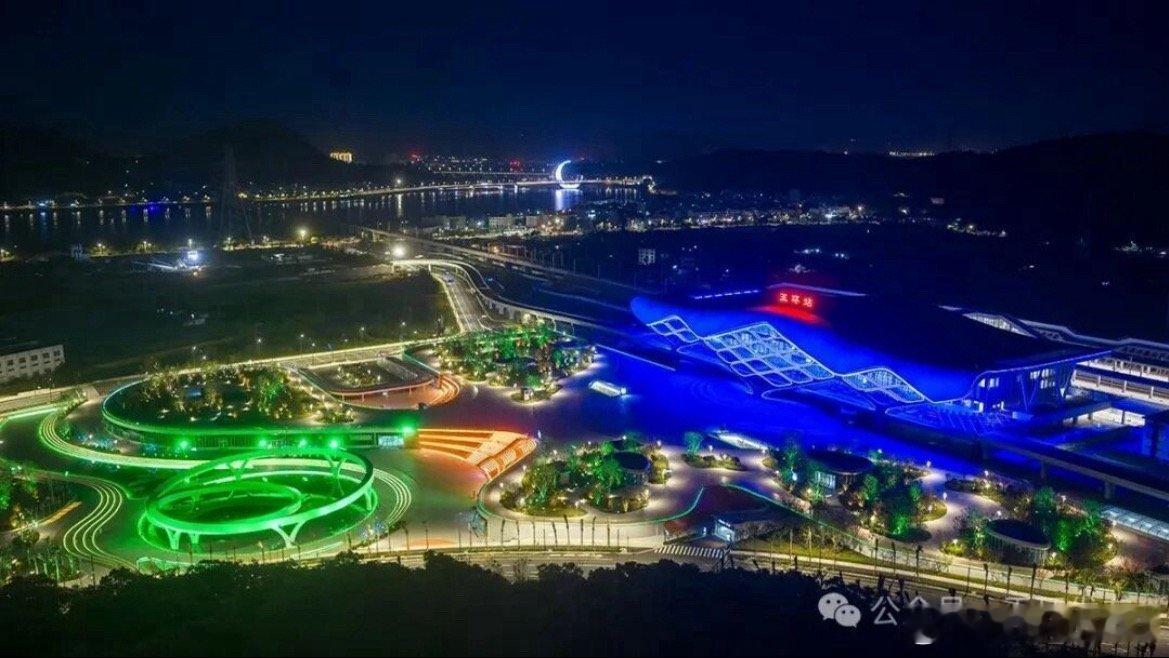 玉环站璀璨山海间山海不再远，灯火候归人——玉环站夜景惊艳亮相 