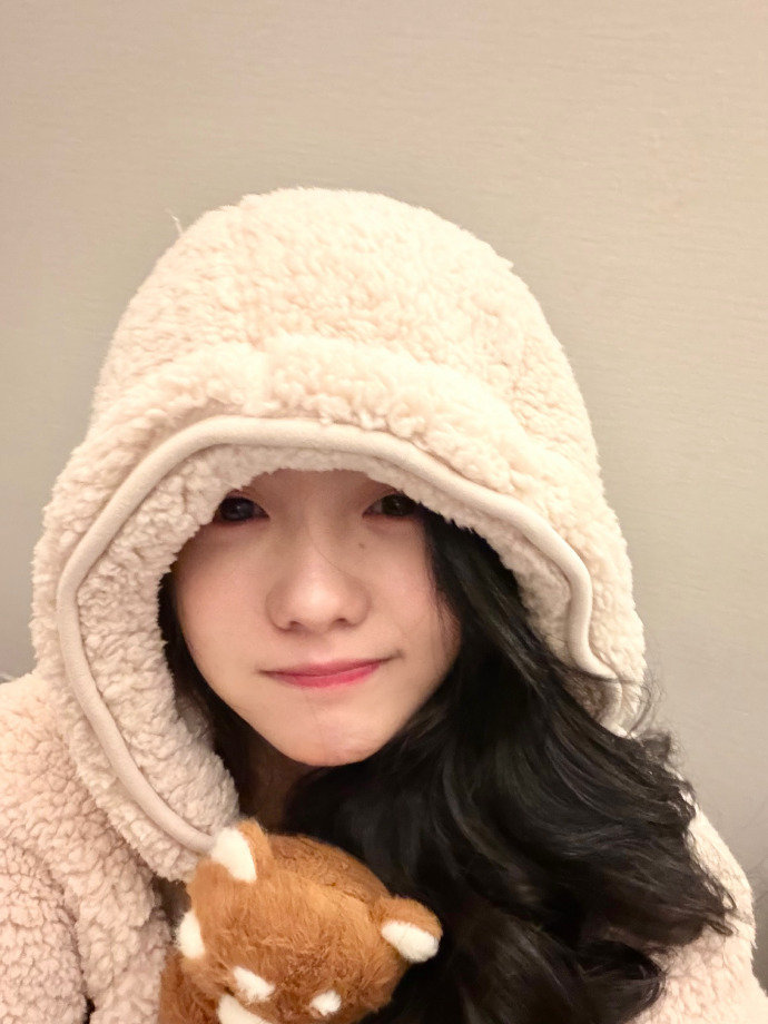 今天是毛茸茸的刘浩存，好可爱的女鹅～ ​​​