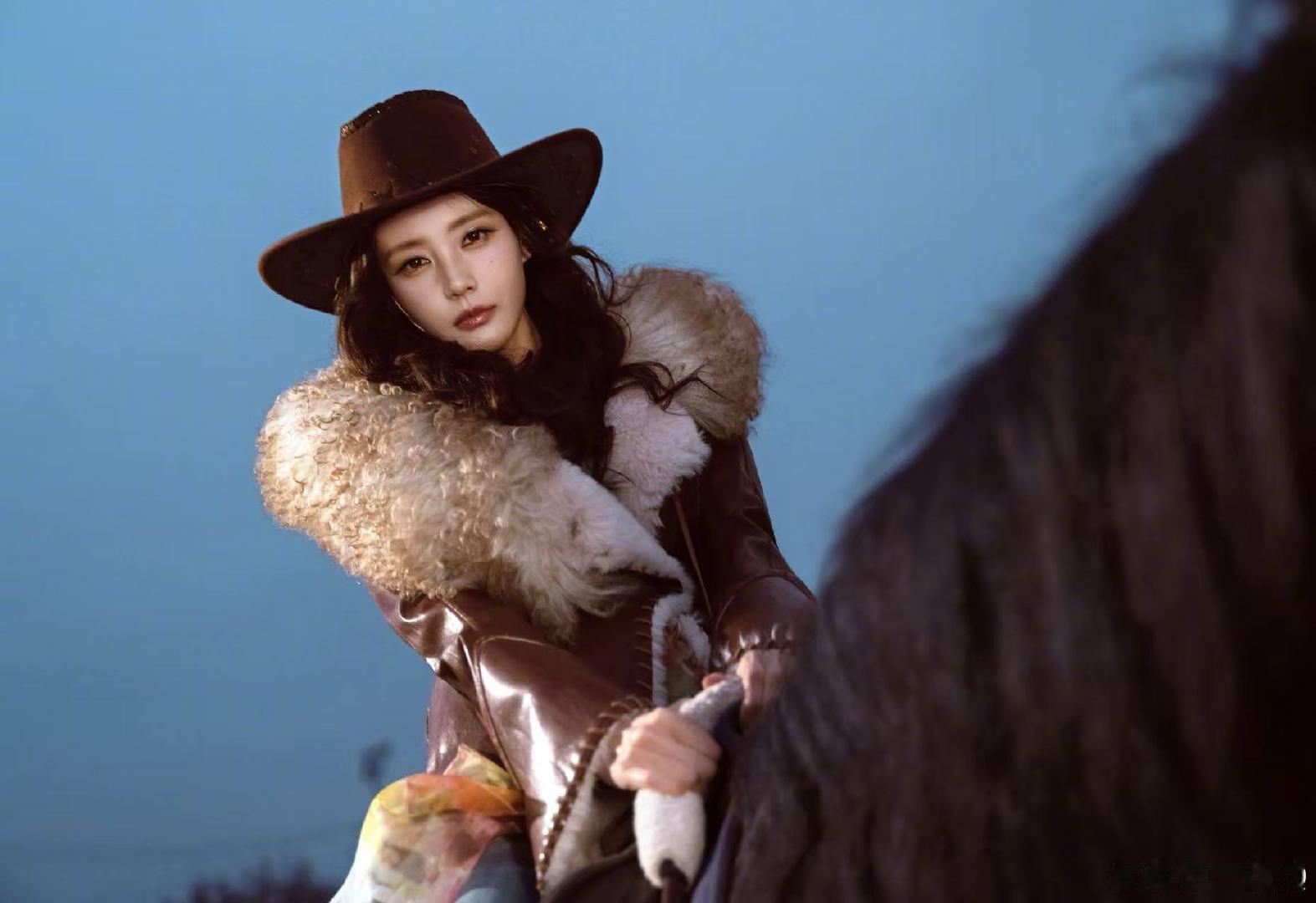 李一桐  李一桐牛仔帽李一桐女骑士李一桐女骑士太帅了 