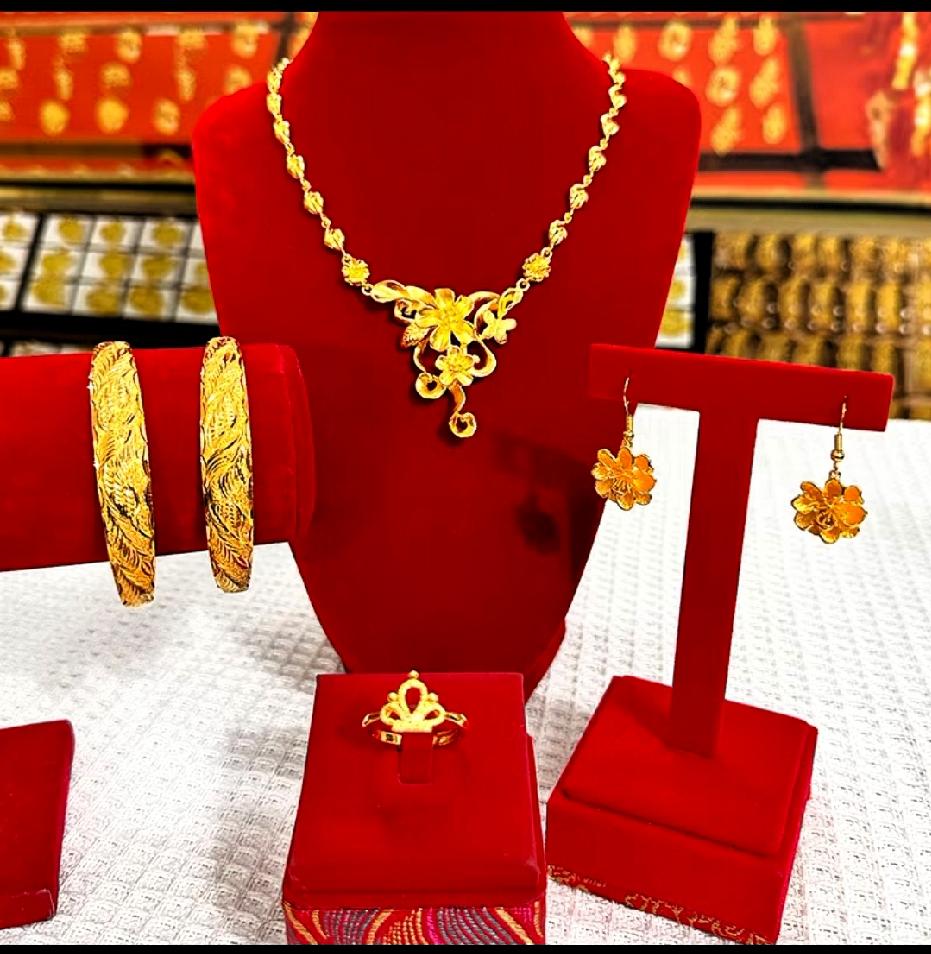 金饰大跌，是捡漏还是陷阱
小姨的话点醒了我
 最近金价大跌
身边不少人都在抢购金