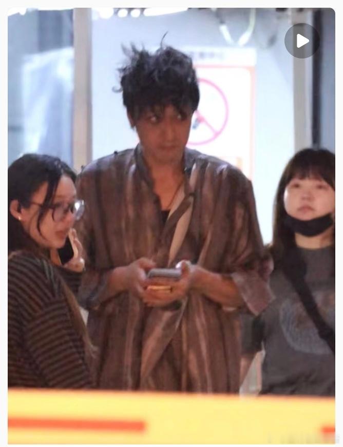 一大早收到老师们传来的前线老师的照片真是释然地笑了。。。旭西你老公捡垃圾回来啦。