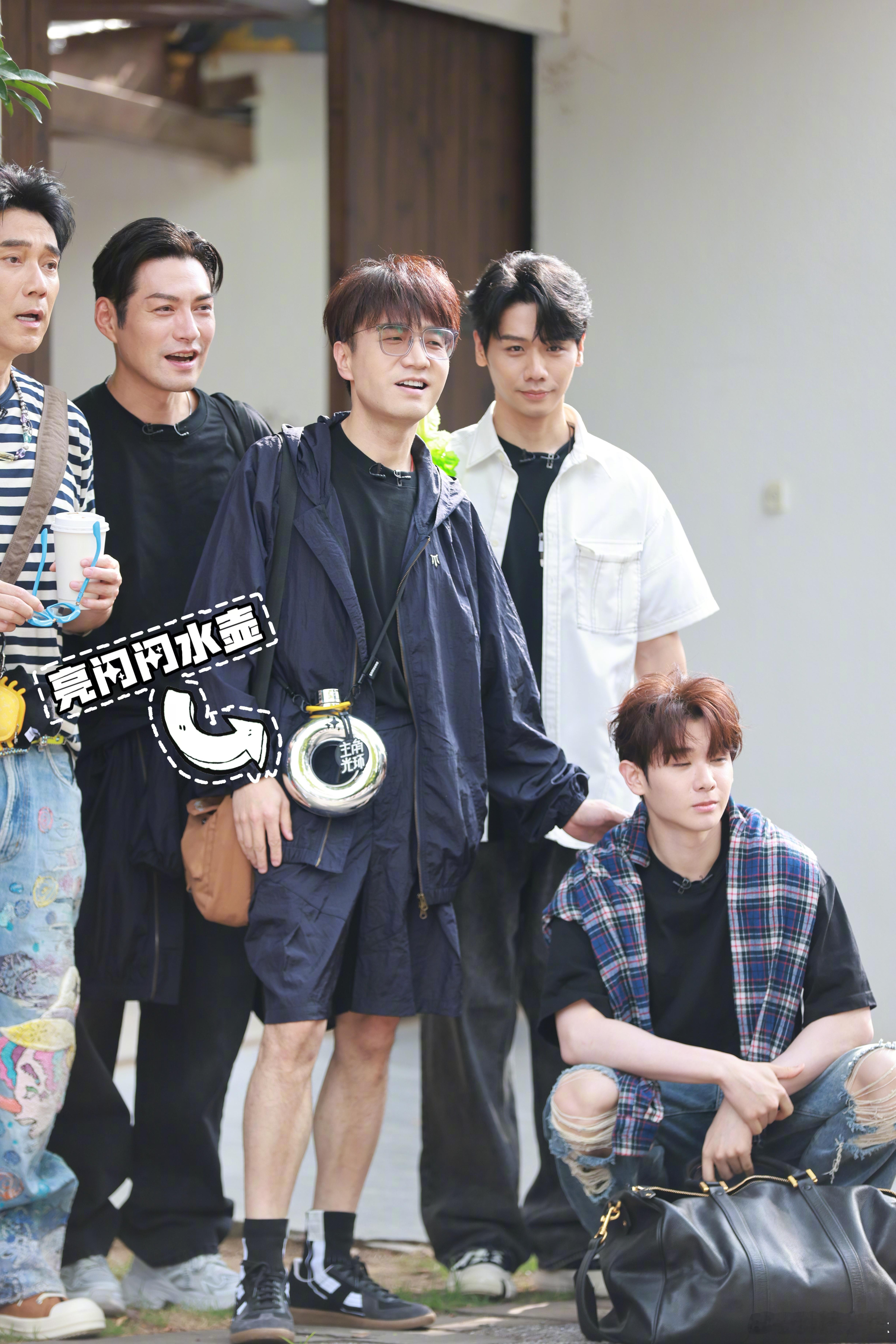 #哥哥超爱铮亮的壶# 哎呀，路人拍的王铮亮身上背的壶也太闪了，像是一个大号的“甜