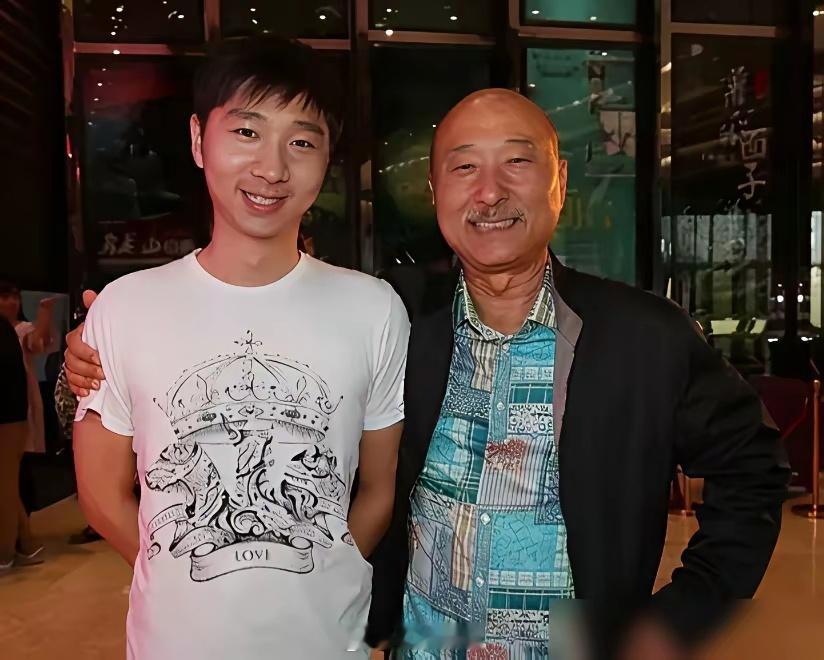 陈佩斯一把夺过儿子的孕检单，死死拍在饭桌上。钱我全掏，娃我全带，必须生下来。这话