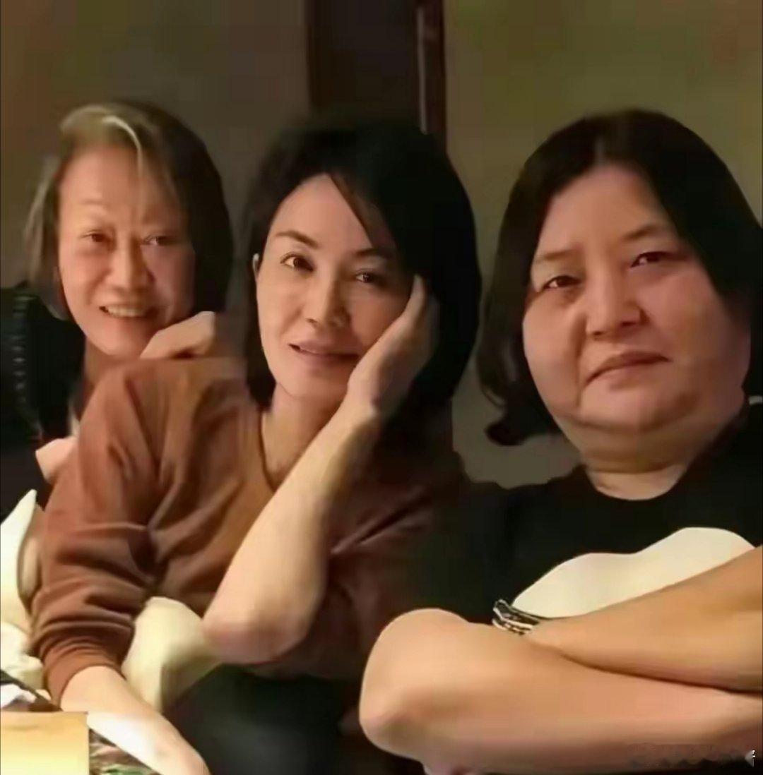 56岁王菲聚餐照曝光，少女感拉满，和白发闺蜜形成鲜明对比。 ​​​