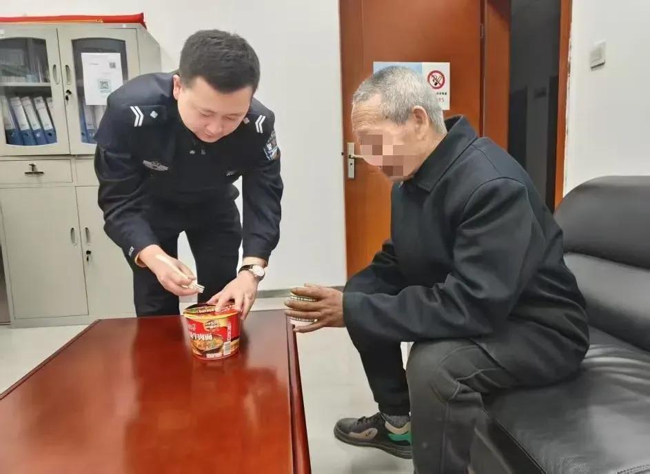 连心警务 | 民警寒夜送七旬老人回家

“真是太感谢你们了，人民警察真暖心！” 