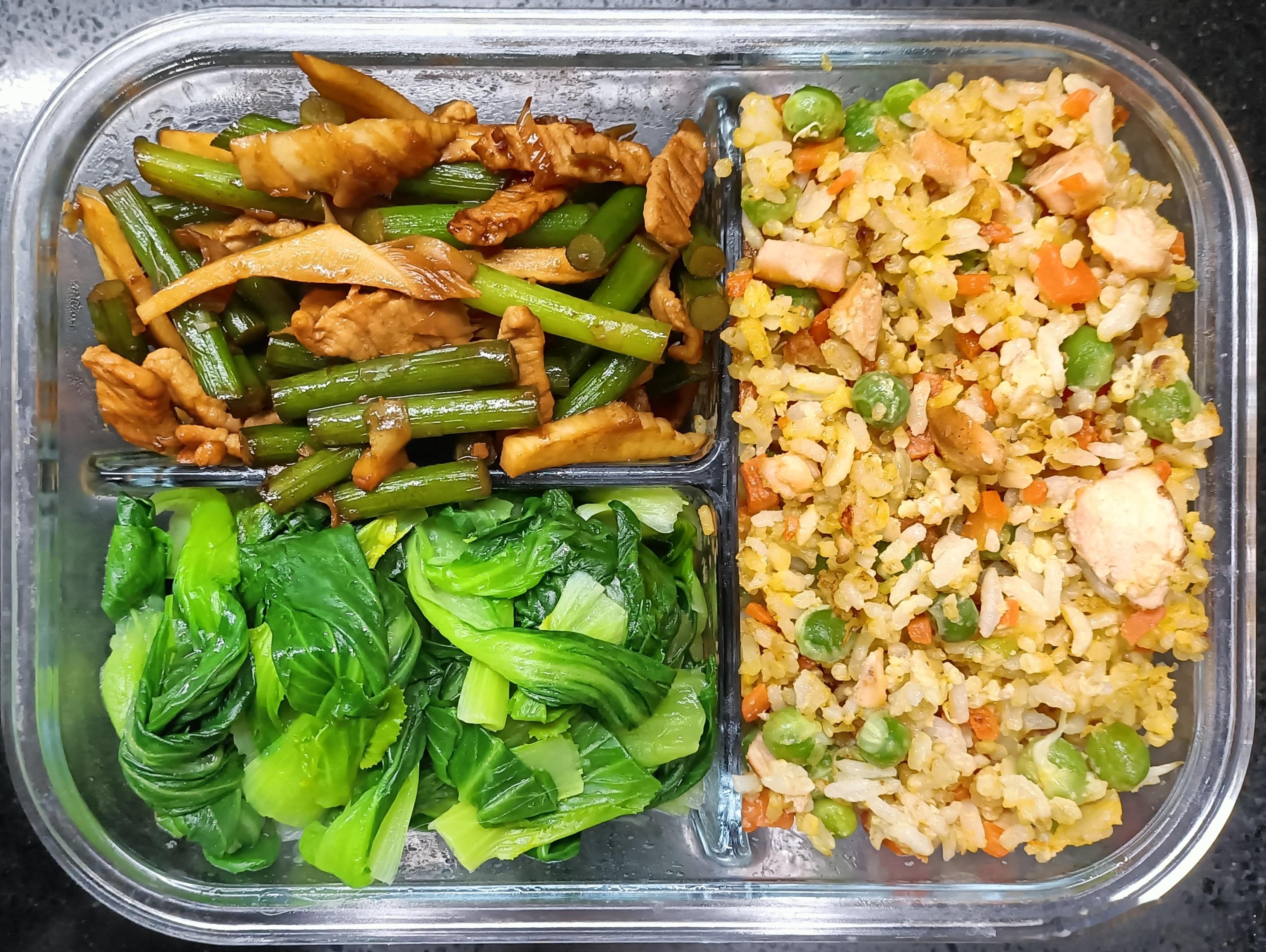 #儿子的午餐##这个问题吃什么# 胡萝卜豌豆三文鱼鸡蛋液炒杂粮米饭，蒜薹冬笋炒肉