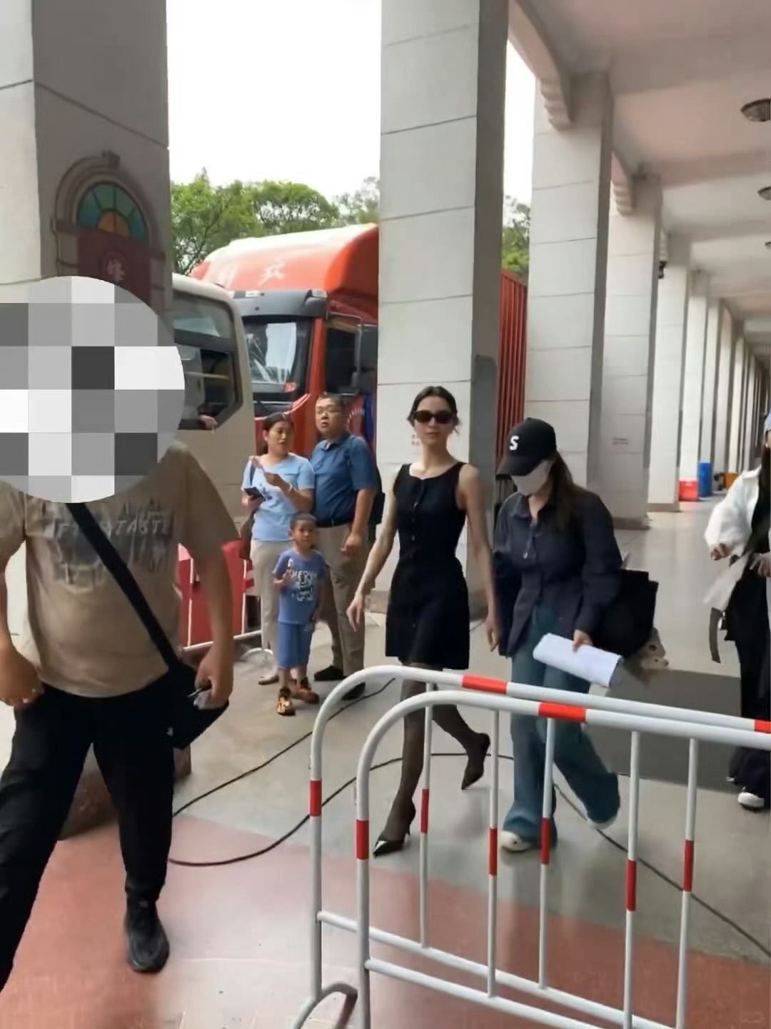 谁懂《爱情慢慢》里钟楚曦复仇小黑裙？熟女味溢出屏幕看得好带感！ 