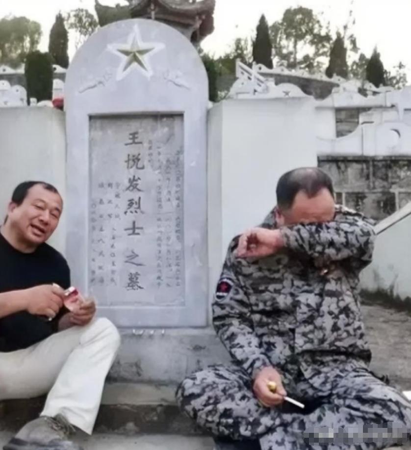 2013年，退伍军人韩维民去麻栗坡烈士陵园给战友王悦发扫墓，负责管理的张园长告诉