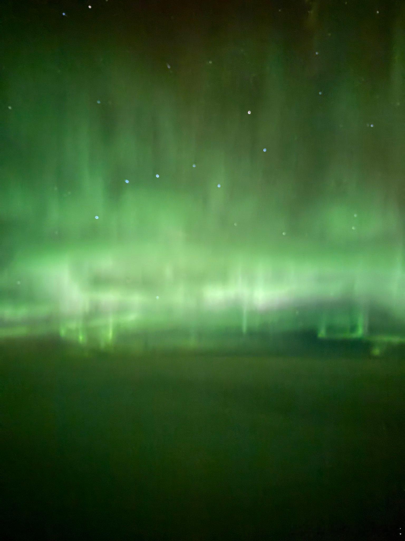 【黄金时代】川普从韩国返回美国的过程中，空军一号驾驶舱内看到的北极光！美国和欧洲