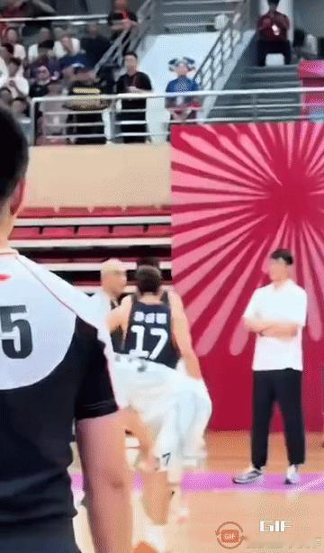 昨天进行的全运会男篮资格赛四川对阵辽宁的比赛中，除了周琦因为质疑判罚连吃两个技术