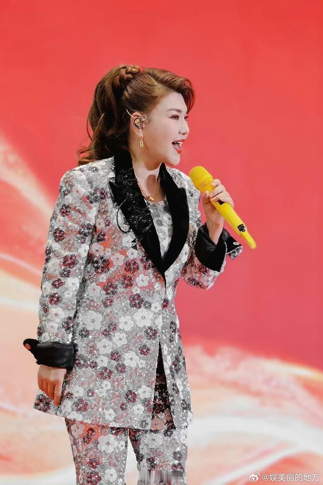 乌兰图雅团浪姐乘风值最高恭喜乌兰图雅团队再创佳绩，拿下浪姐最高乘风值，成员配合默