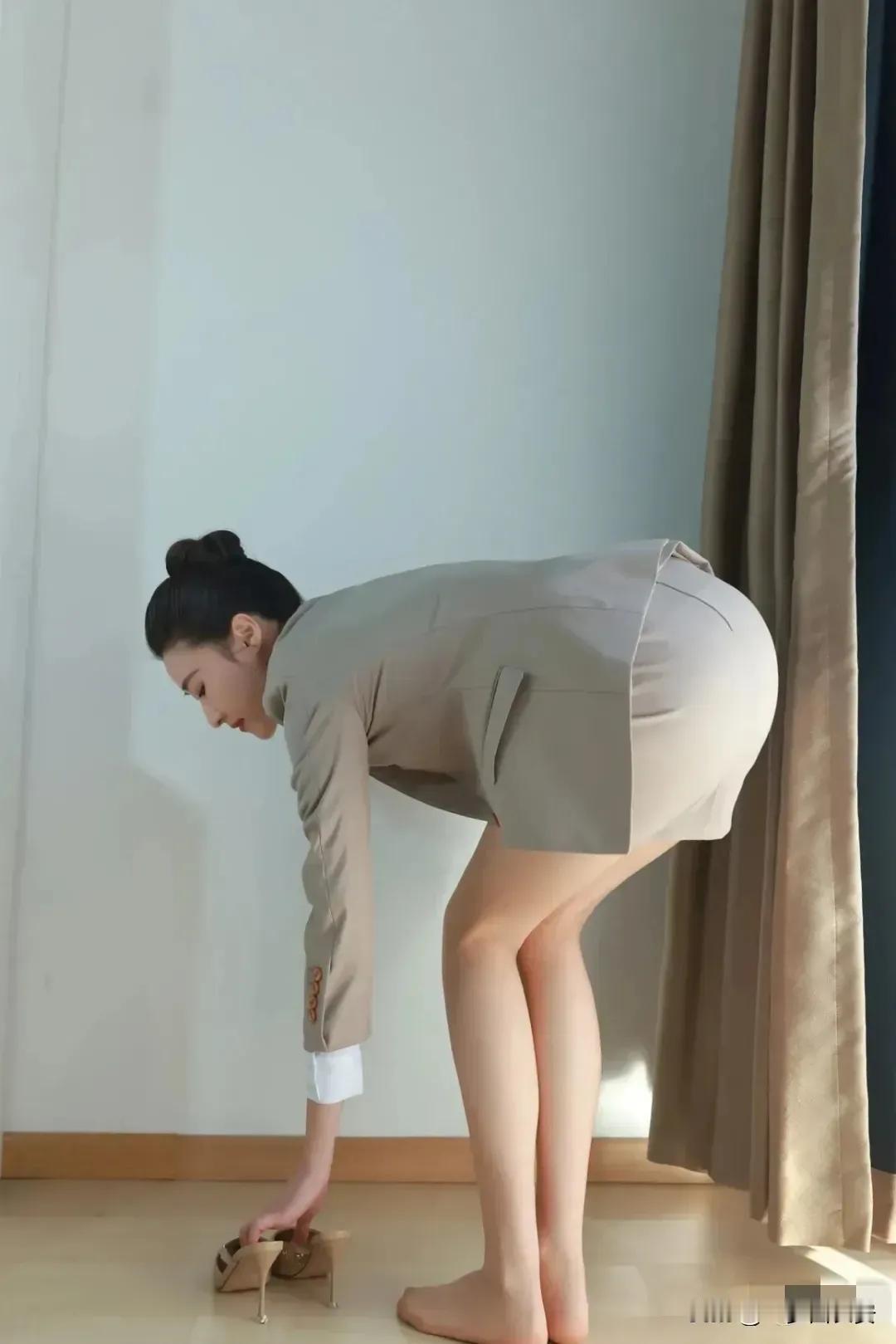 极品美女，职业装太庄重