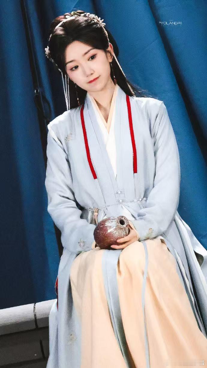 毛晓彤杀青照从嘻嘻到不嘻嘻  激动！《云襄传之将进酒》杀青咯。毛晓彤的日常分享，