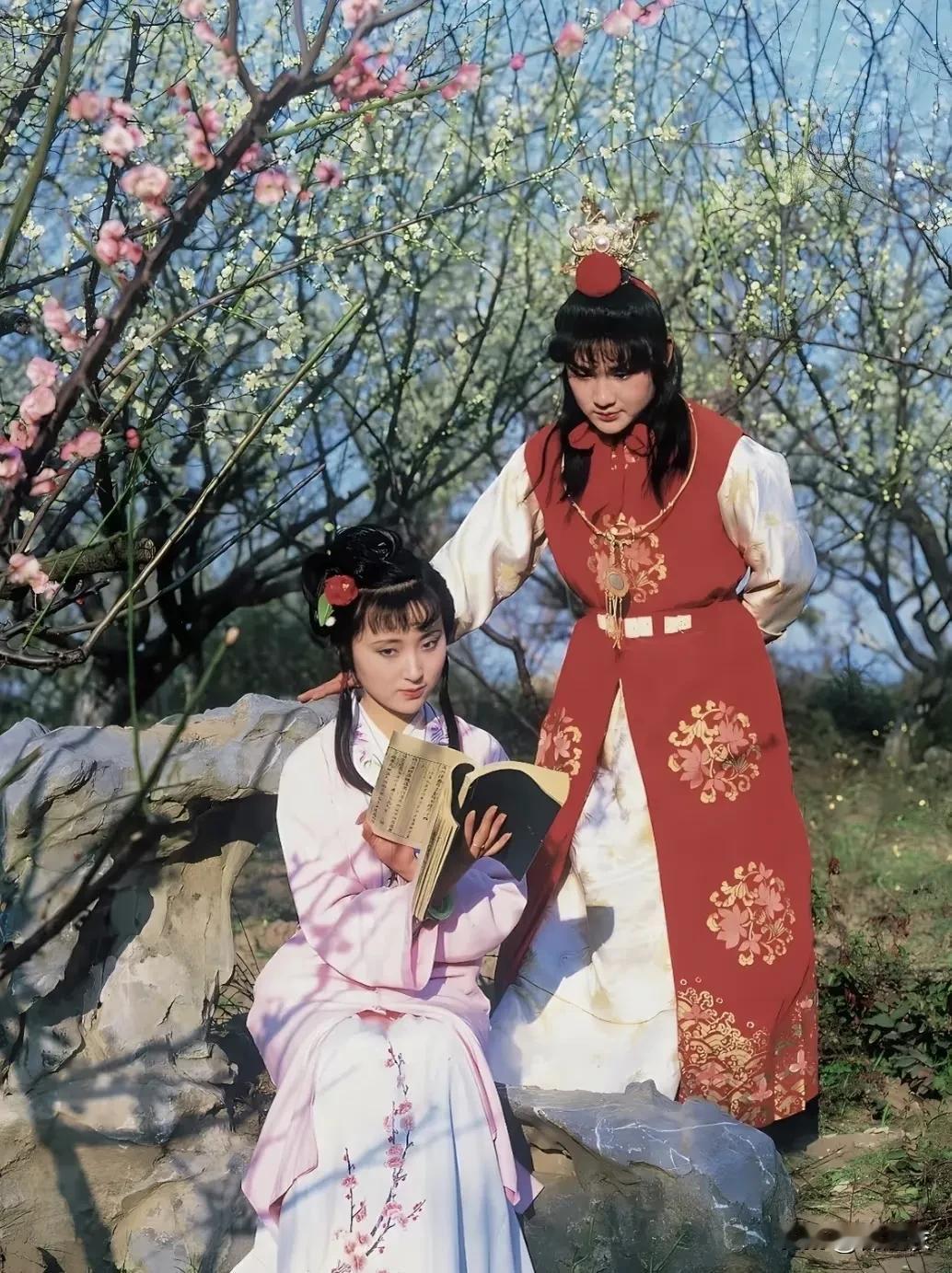 贾母顾及的太重，她既放不下宝玉又放不下黛玉，最希望宝黛亲上加亲，但贾府日益落寞，