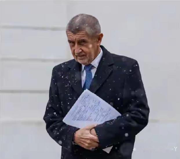 71岁的巴比什“二进宫”出任捷克总理，直接让欧盟总部捏了把汗。
这位亿万富翁为了