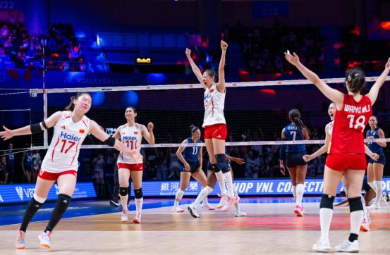 太精彩了，连赢二局，中国女排2-1领先美国队！
 
从15比25到15比13，中