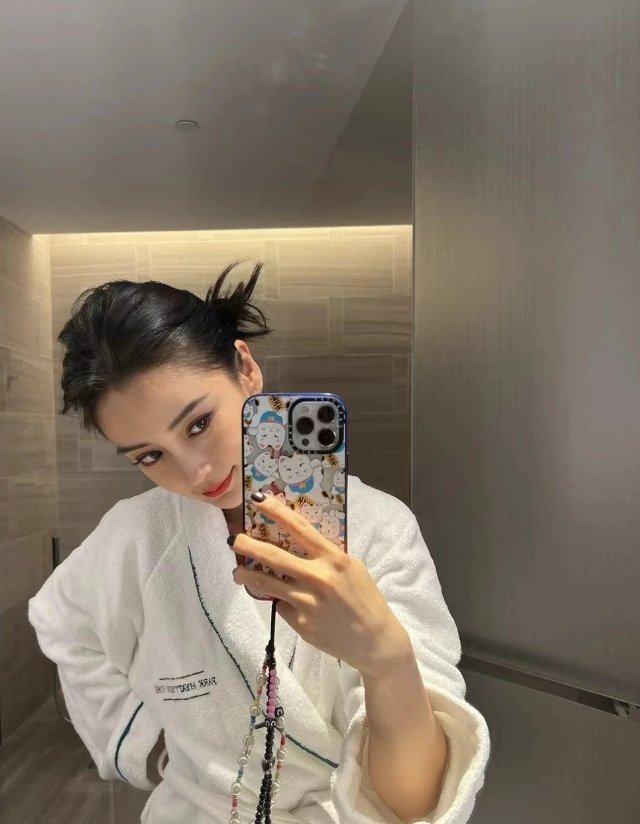 angelababy angelababy “我沿着星河捡着你遗落在月亮旁的浪漫