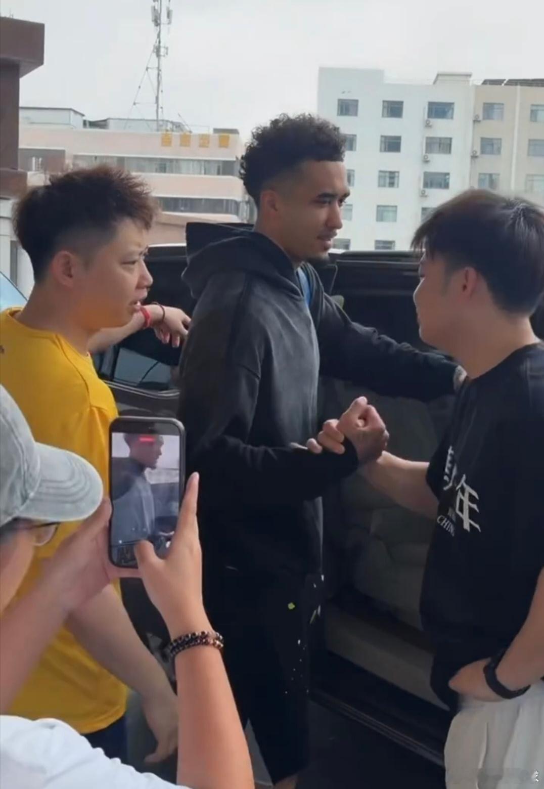 广东队外援奎因和萨林杰启程返回美国，大批球迷赶来不舍送别，想念奎因激情满满的暴扣