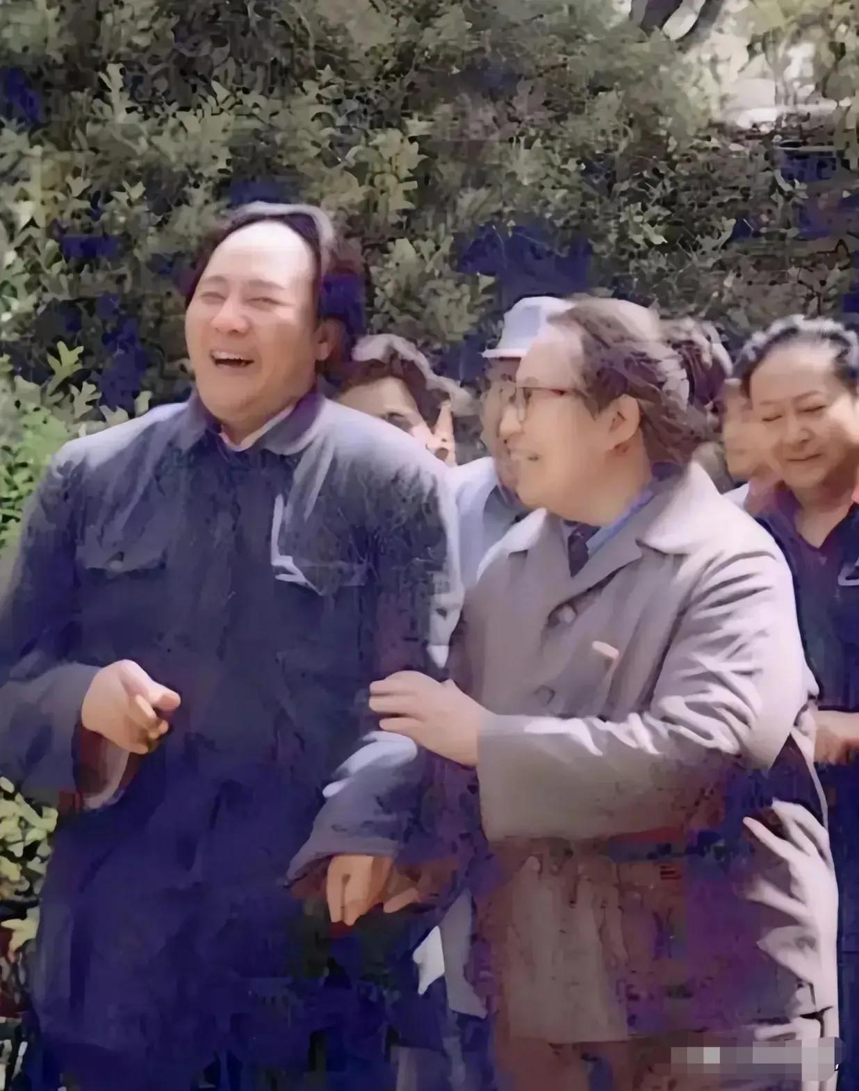 🙏请停留几秒，为伟人点个赞送朵花💐
《深情缅怀毛主席》
在岁月的长河中，伟人